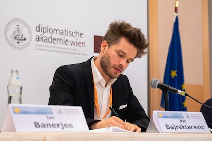 Decentralized Greening Future of European Energy